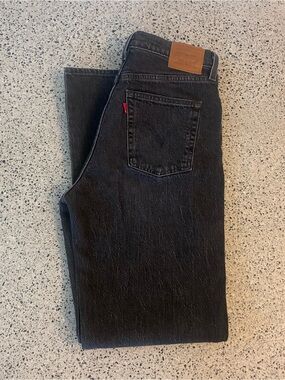 Levi's Women's High-Rise Black Straight Jeans